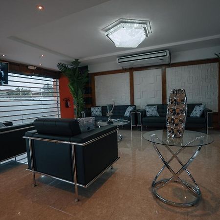 Runway Hotel Piarco Экстерьер фото