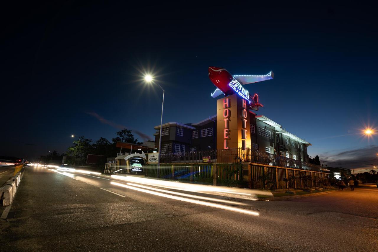 Runway Hotel Piarco Экстерьер фото