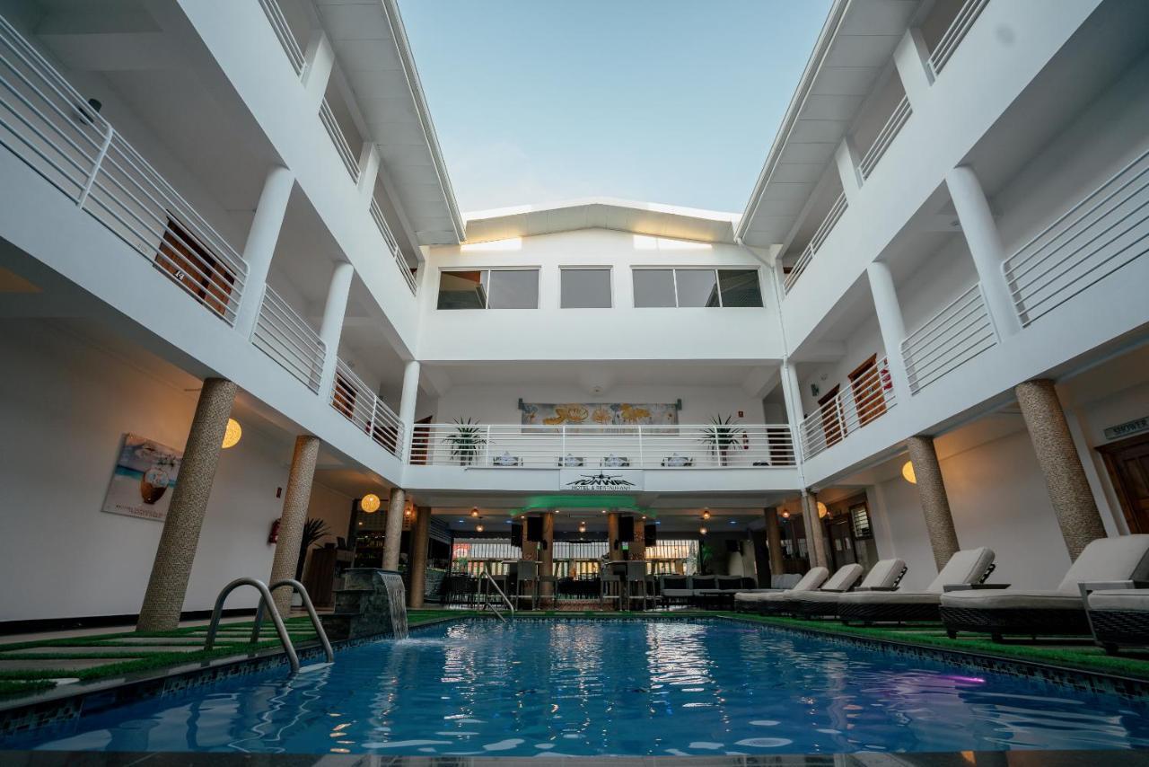 Runway Hotel Piarco Экстерьер фото