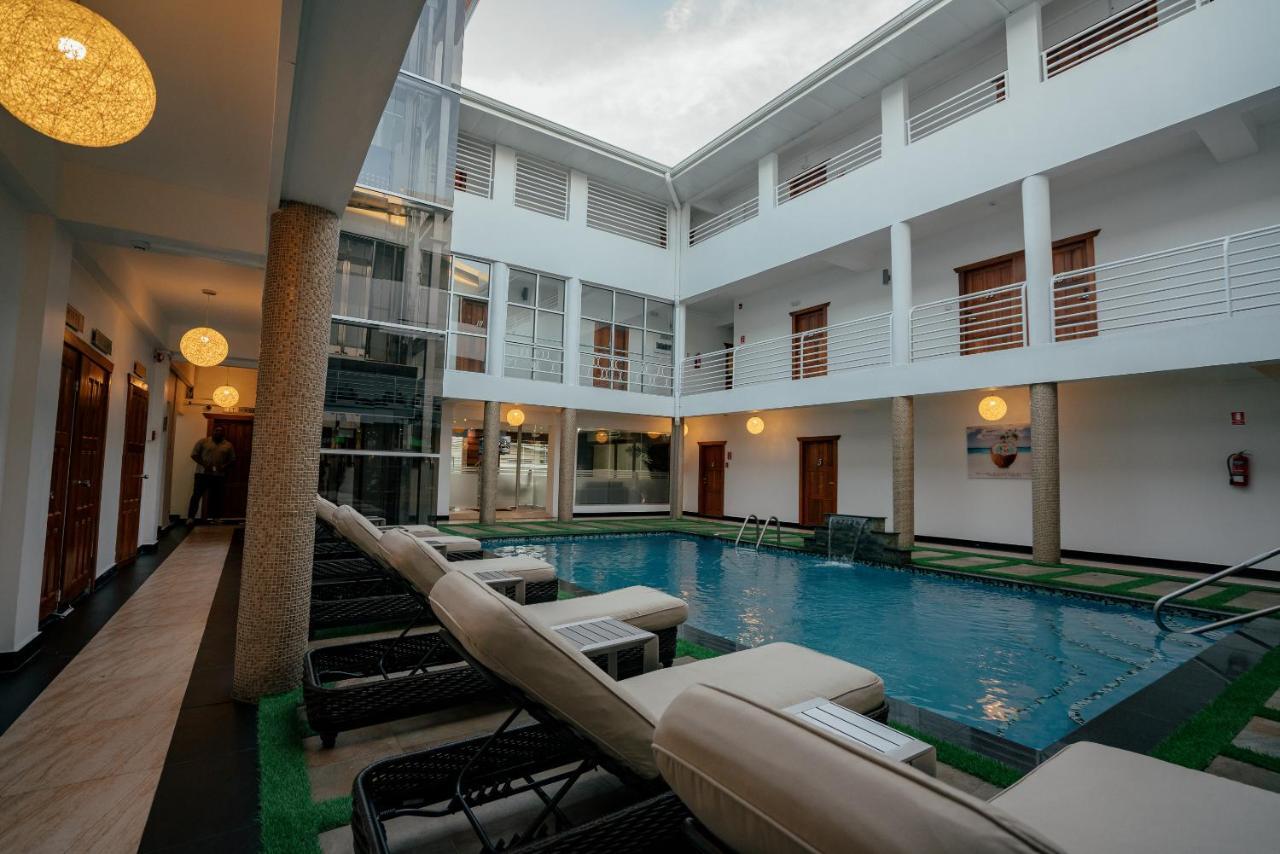 Runway Hotel Piarco Экстерьер фото