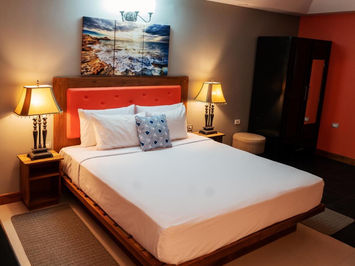 Runway Hotel Piarco Экстерьер фото