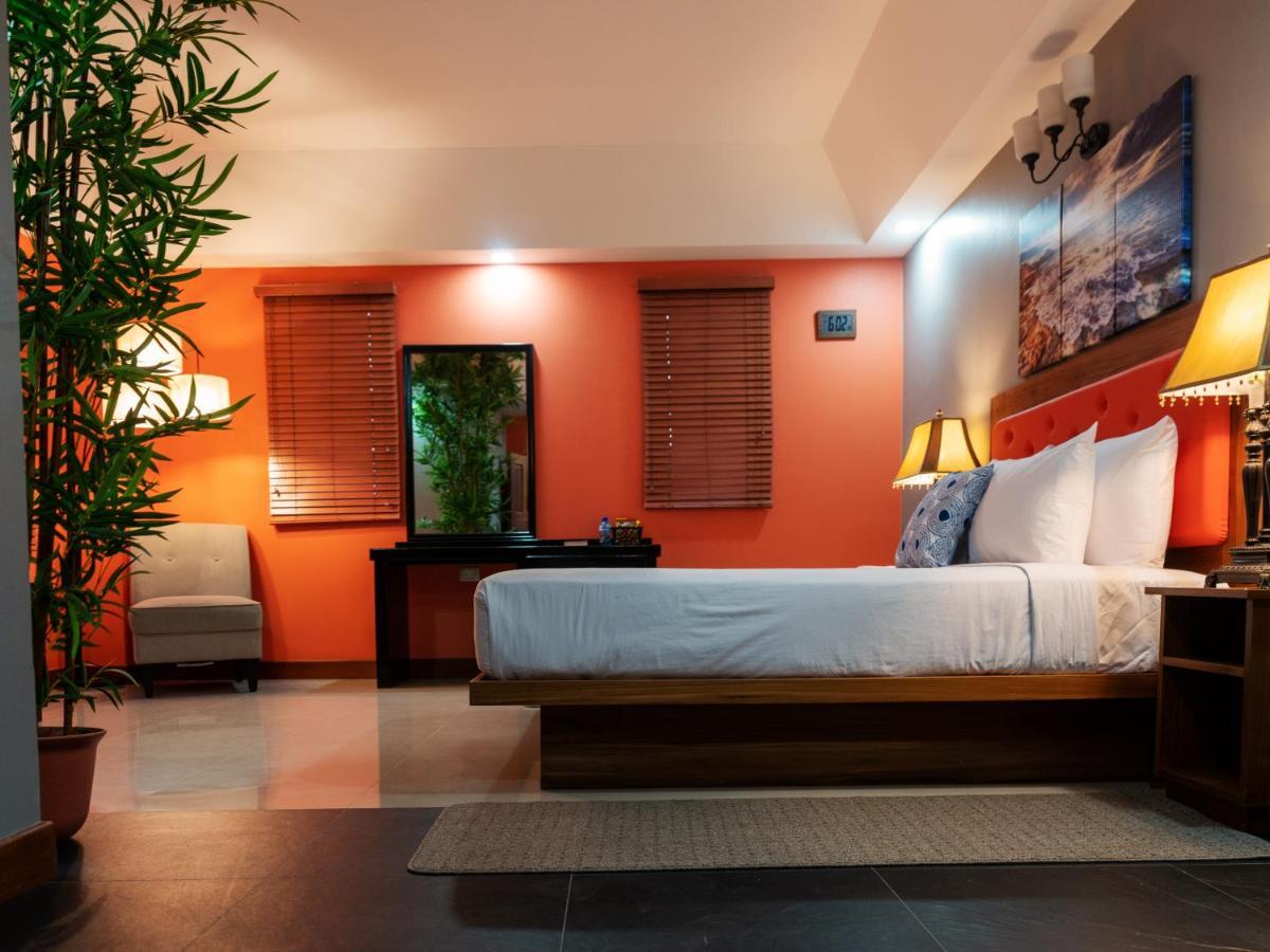Runway Hotel Piarco Экстерьер фото