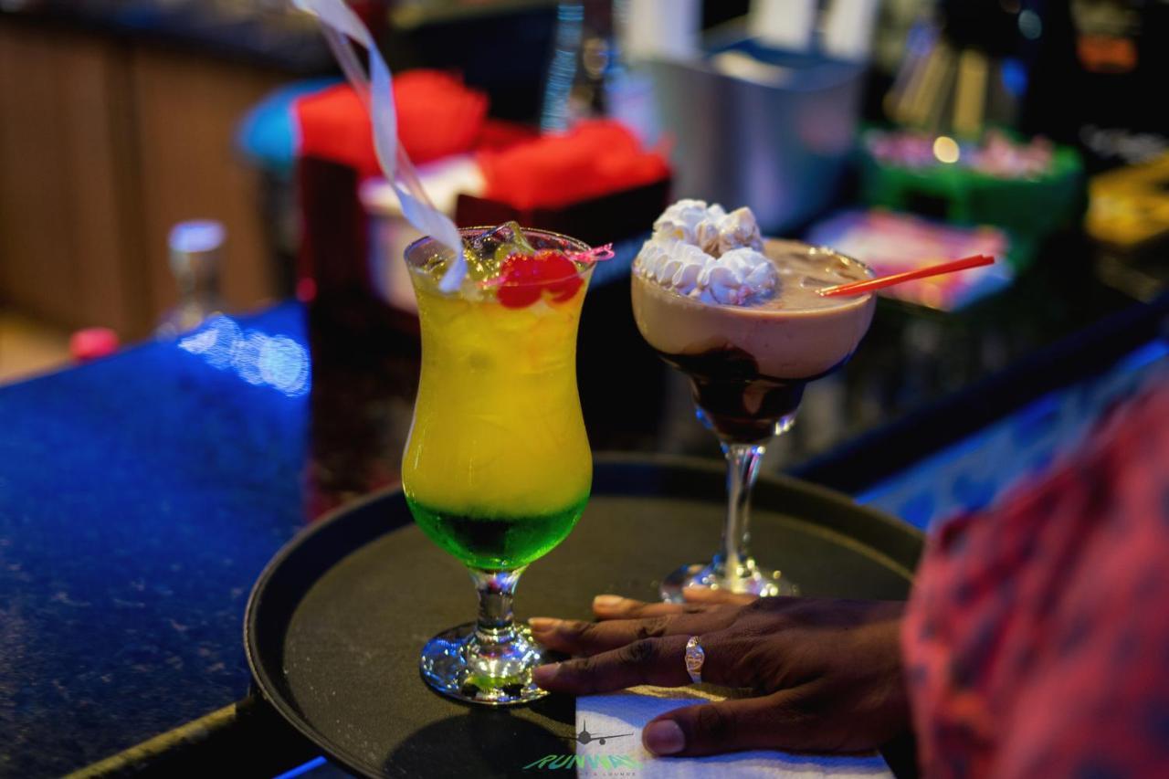 Runway Hotel Piarco Экстерьер фото