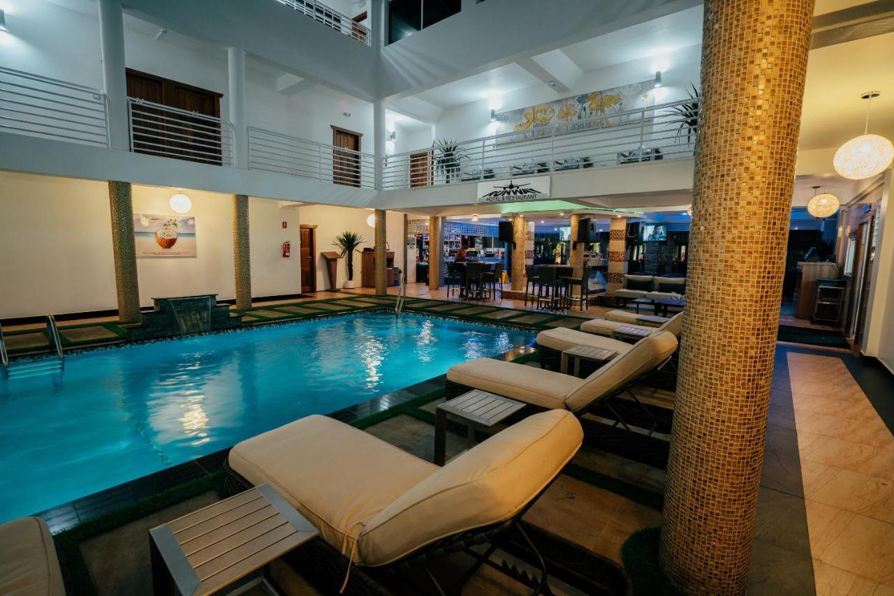 Runway Hotel Piarco Экстерьер фото