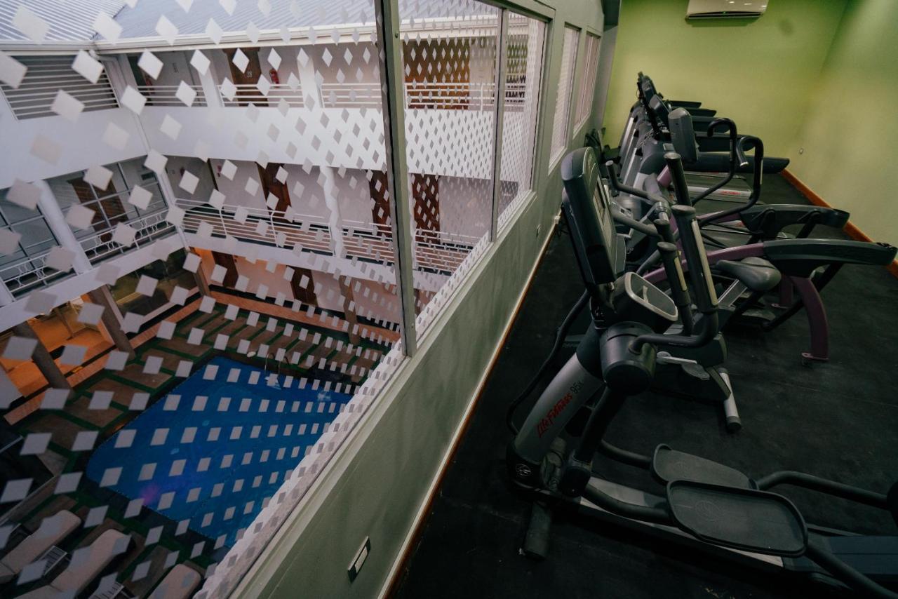 Runway Hotel Piarco Экстерьер фото