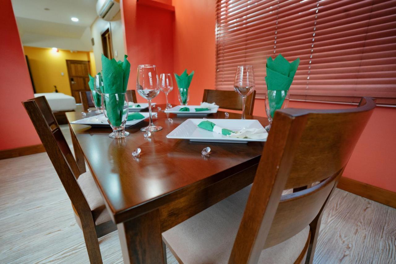 Runway Hotel Piarco Экстерьер фото