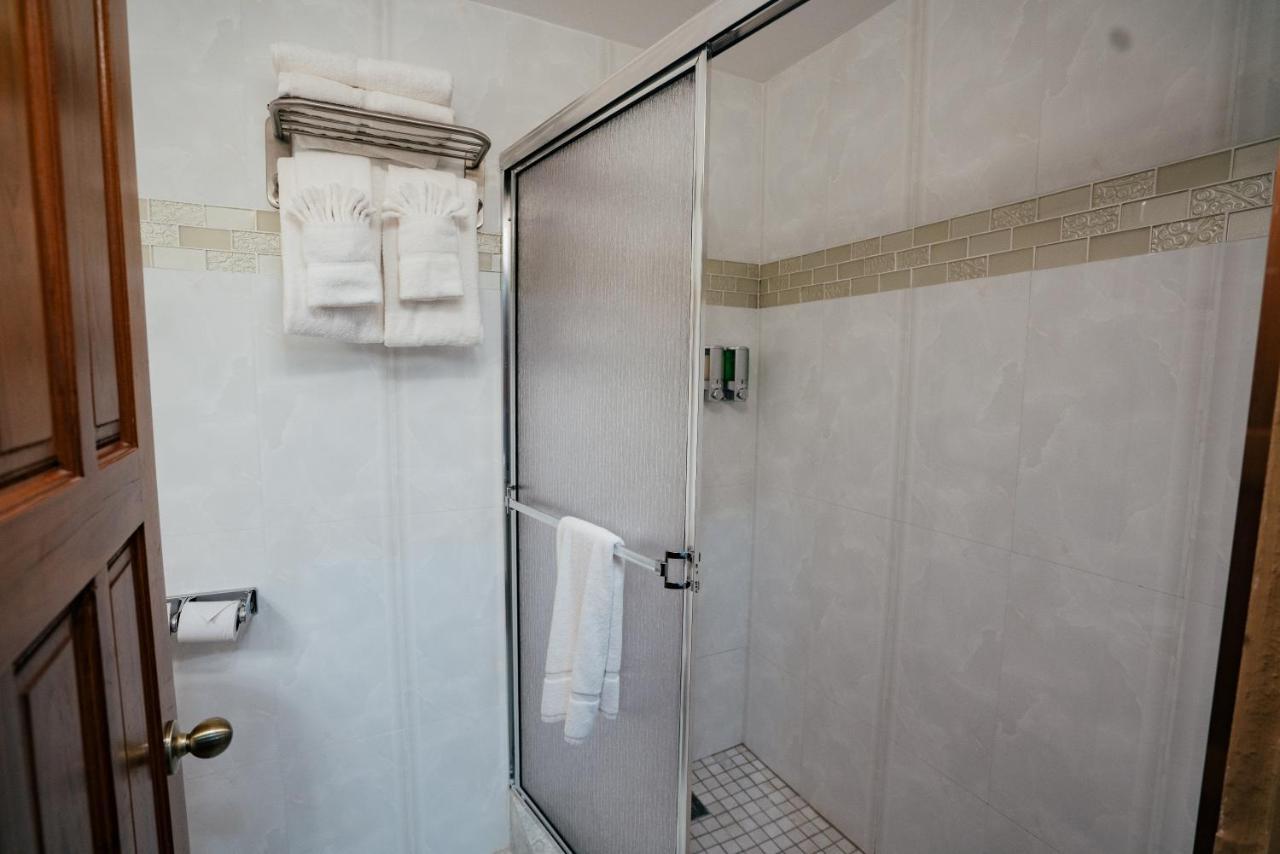 Runway Hotel Piarco Экстерьер фото